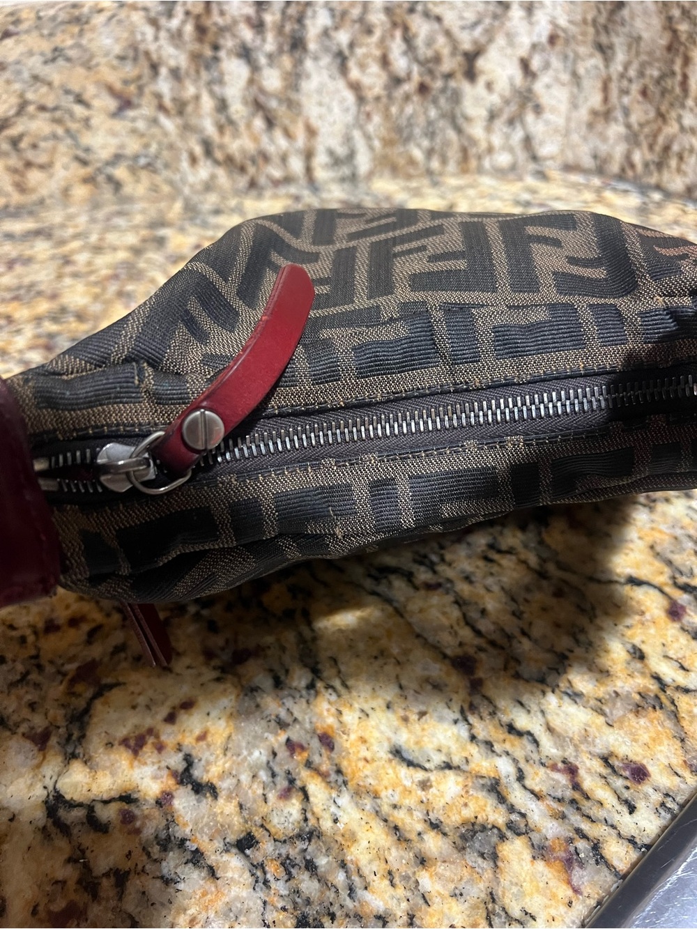 Authentic: VINTAGE FENDI ZUCCA W/RED LEATHER OYSTER SHOULDER BAG ITALY - Picture 5 of 14